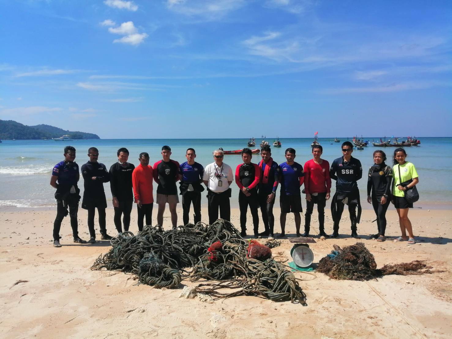 สนามบินภูเก็ตสนับสนุนเรือยาง-เจ้าหน้าที่ร่วมดำน้ำเก็บขยะ