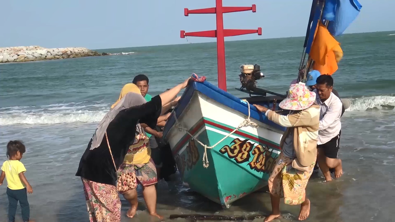 ประมงพื้นบ้านนำเรือจับปลาใกล้ฝั่ง หลังอุตุใต้เตือนห่างฝั่งมีคลื่น