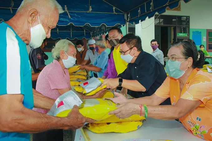 สส.ตรัง ร่วมกับสมาคมห้วยยอดการกุศล จัดข้าวสาร 650 ถุง มอบให้กับชาวบ้านที่ได้รับความเดือดร้อนจากการระบาดของโควิด19