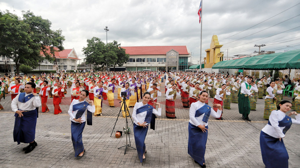 ศรัทธาล้นเมือง! ปทุมธานีจัดใหญ่ นางรำกว่า 1,000 ชีวิต รำบวงสรวงศาลหลักเมือง 