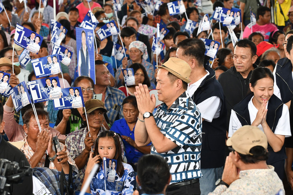 “นายกฯอนุทิน” ขึ้นเวทีบ่อพลอย โชว์ผลงานมอเตอร์เวย์ ดันราคาอ้อย-มันสำปะหลัง อ้อนประชาชนเลือก “ภูมิใจไทย” ทำได้จริงตามที่พูด