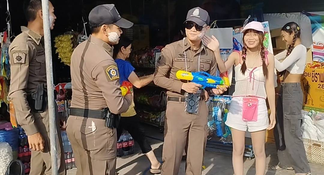  หนาแน่น!!อุทัยธานีรวมพลคนลานสัก'วันไหลสงกรานต์'แพะลิงขอเล่นน้ำด้วย 