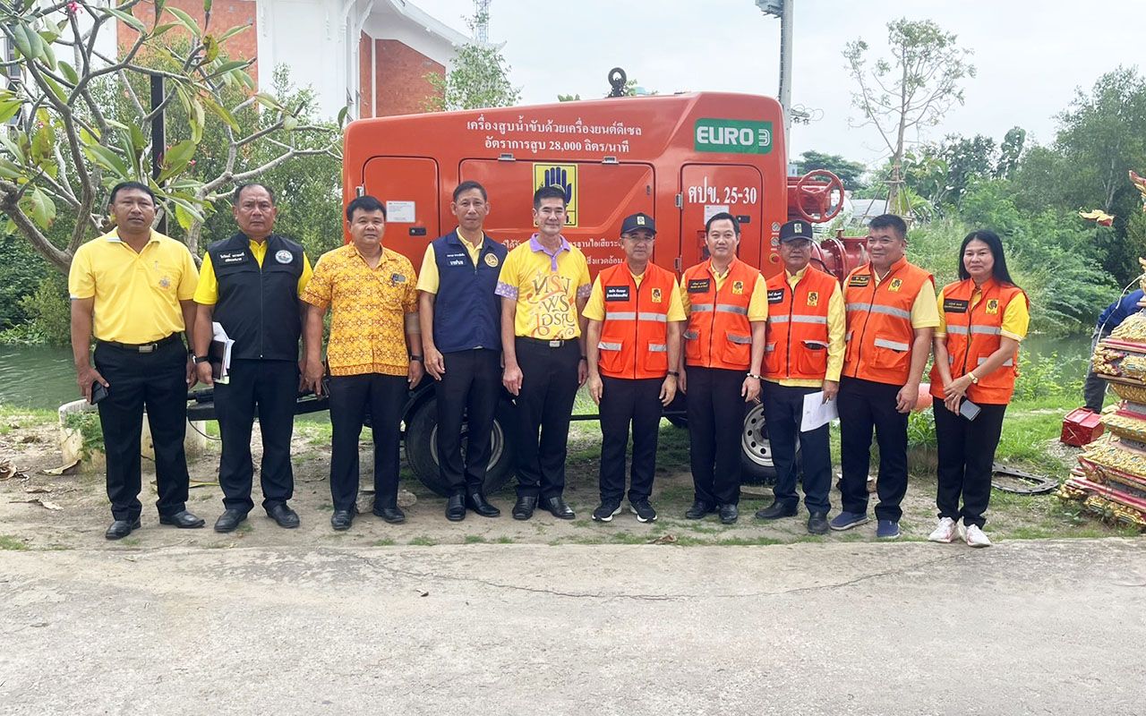 ผู้ว่าประจวบฯ นำทีมติดตั้งเครื่องสูบน้ำ เตรียมพร้อมรับมืออุทกภัยในเขตเทศบาลเมืองหัวหิน