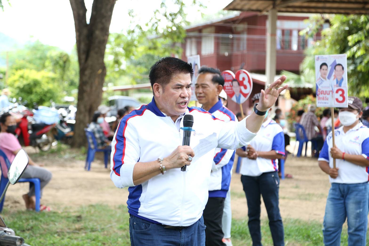 "ธรรมนัส" ชูหมัดเด็ด "อู้คำเมือง" อ้อนขอคะแนนชาวลำปางเขต 4 หนุน "หมอรวย"  
