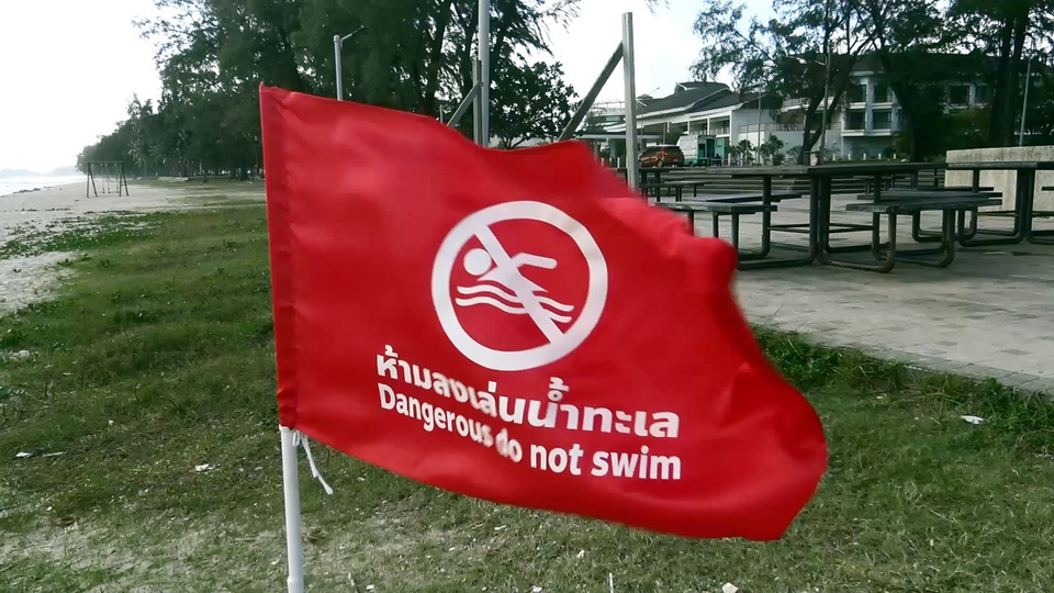 สงขลาปักธงแดงทั่วชายหาดสมิหลา–ชลาทัศน์ ห้ามลงเล่นน้ำ หลังคลื่นลมแรงสูง 2–3 เมตร