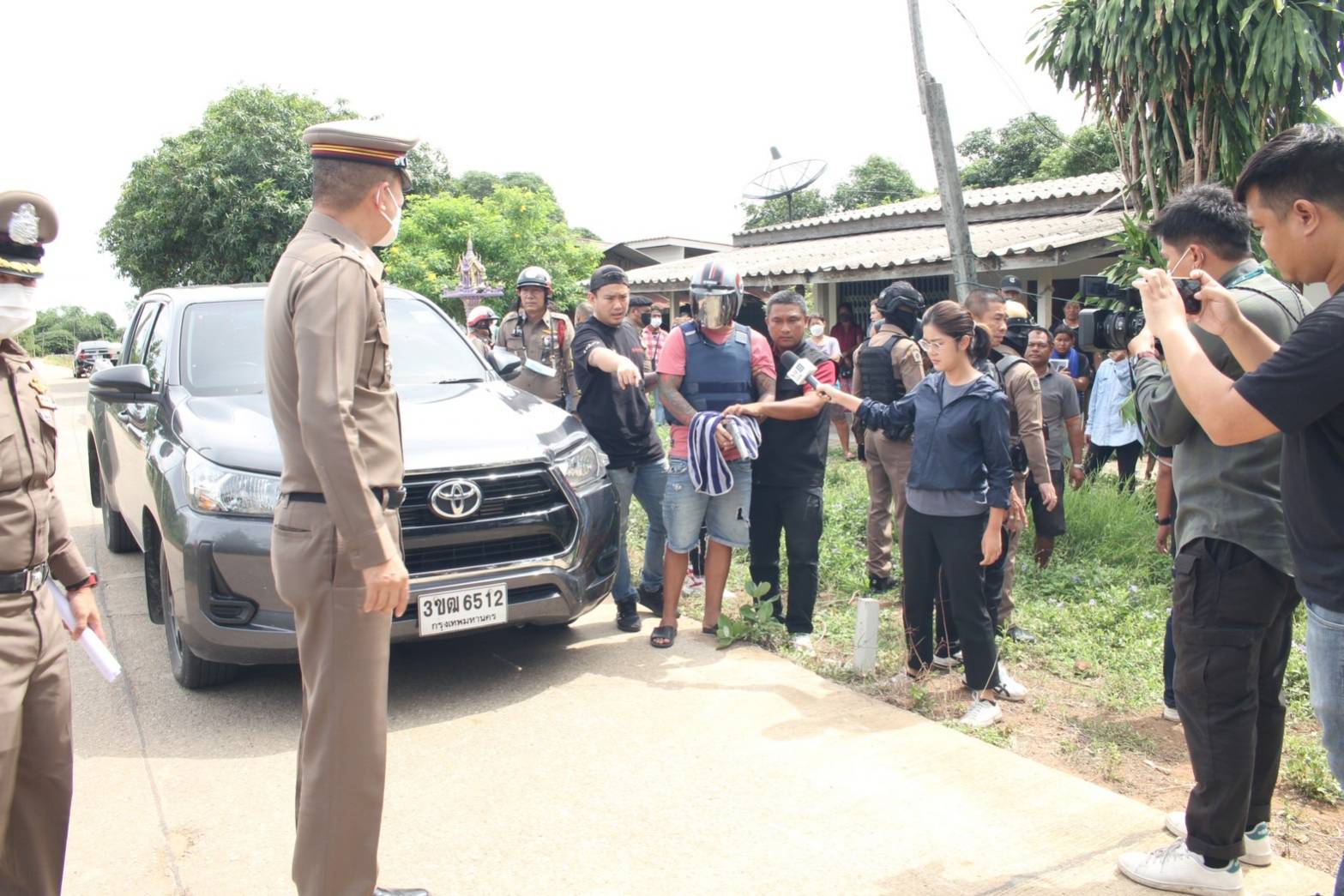 ผู้การตำรวจกาญจน์ คุมตัว" เบิร์ดหนองปลวก"มือยิงคู่อริตาย 1 เจ็บ 1 ทำแผนประกอบคำรับสารภาพ ตำรวจต้องจัดกำลังป้องกันญาติและชาวบ้านอย่างเข้มงวด
