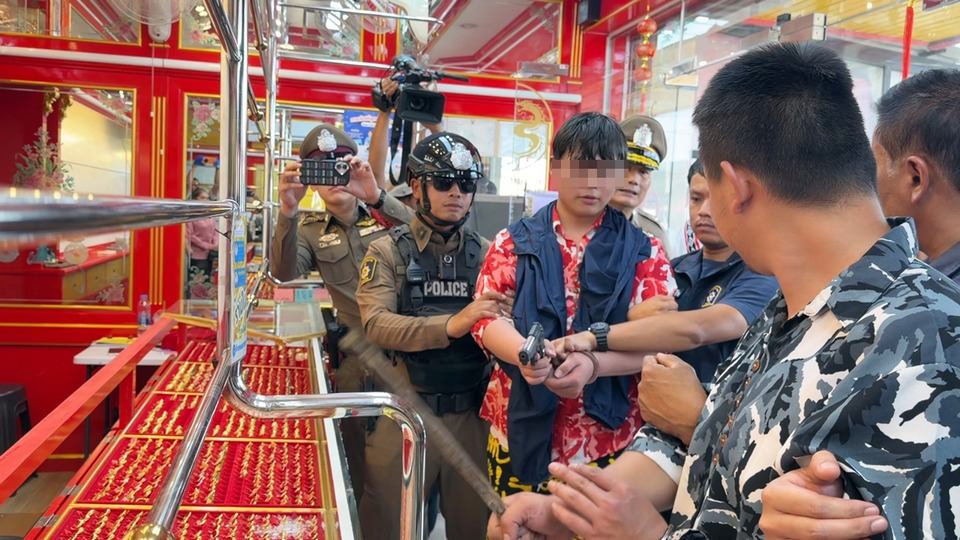 คุมตัว 2 ชาวจีนทำแผนชิงทองด่านเกวียน ชาวบ้านแห่มุงแน่น