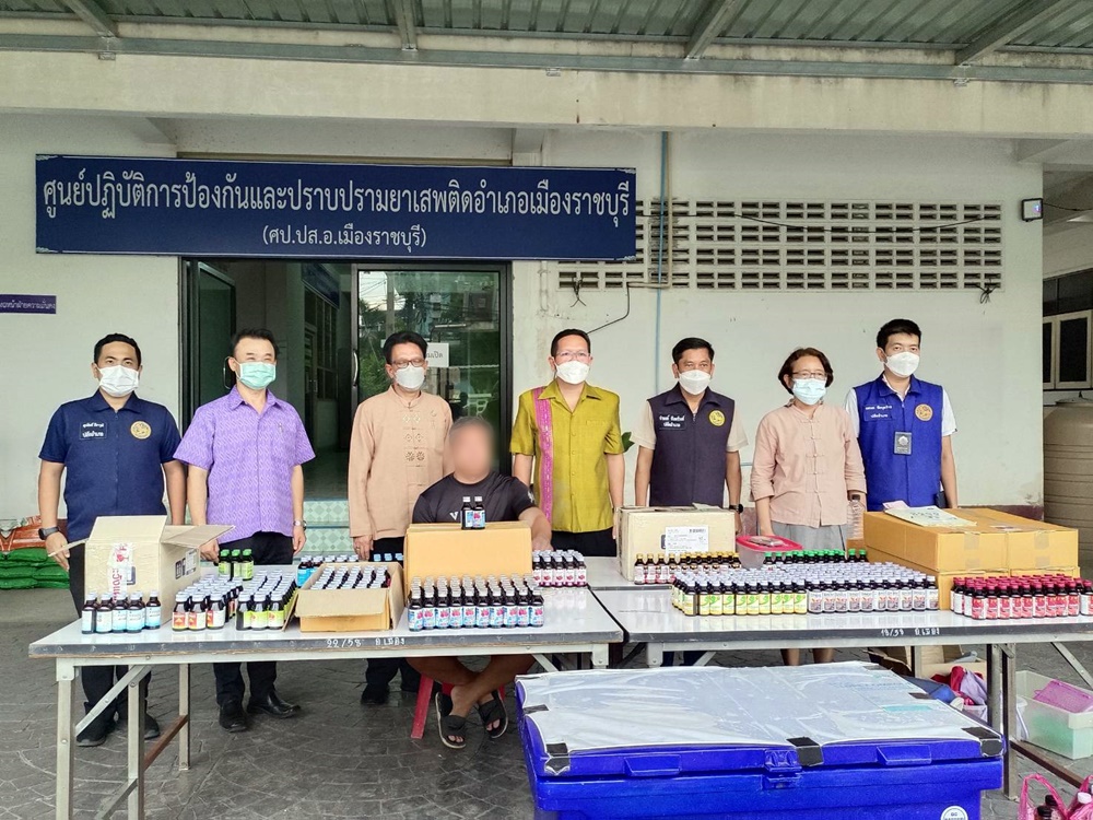 รวบพ่อค้าหัวใสลักลอบขายน้ำ 4X100-กัญชาอัดแท่ง 