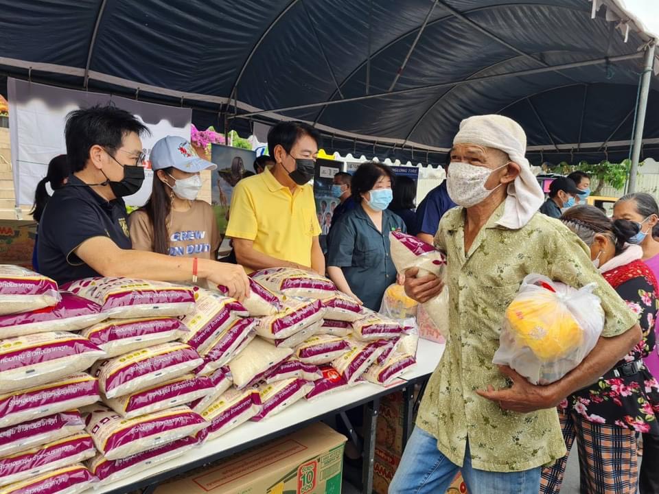 ส.การค้าจีน-ไทย มอบเครื่องยังชีพให้ชาวบ้านพัทยา สู้ภัยโควิด