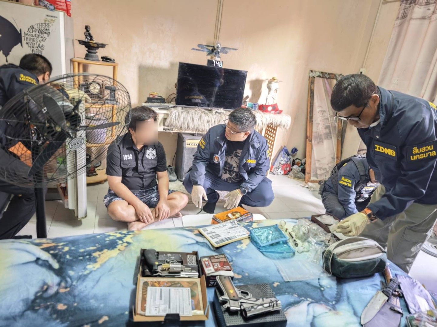จับกุม "เอก ร่มเกล้า" ซุกอาวุธปืนเถื่อน - ยาเสพติดคาบ้านพัก สารภาพสั่งทางออนไลน์ไว้ป้องกันตัว-ไว้เสพเอง