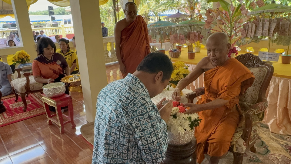 "พ.ต.อ.ทวี"ร่วมสรงน้ำขอพรสงกรานต์นราธิวาส ตร.-ทหาร-ชาวบ้านคึกคัก "ป้านิ่ม"เหยื่อบึ้มนั่งวีลแชร์รดน้ำขอพร ขอบคุณไม่ทอดทิ้ง