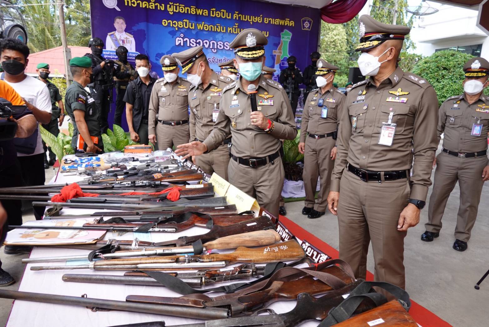 "บิ๊กโจ๊ก" ปิดล้อมตรวจค้น  285 จุด ภาค 8 ลดอาวุธปืนใช้ก่อเหตุในพื้นที่ 3 จว.ชายแดนใต้ จับกุมแม่เล้าค้ากามเด็ก