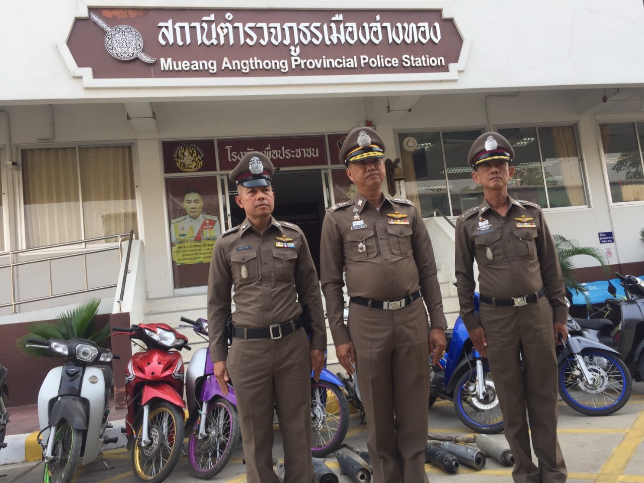ผู้การตำรวจอ่างทองแถลงข่าวโจ๋ซิ่งรถหลังชาวบ้านเดือดร้อนหนัก ใช้กล้อง CCTV เช็คตามจับถึงบ้าน 