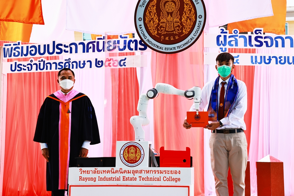 วิทยาลัยเทคนิคนิคมอุตสาหกรรมระยอง ใช้แขนกลโรบอทมอบใบประกาศนียบัตร "นร.-นศ." ระดับ ปวช. และปวส. ที่จบการศึกษา 