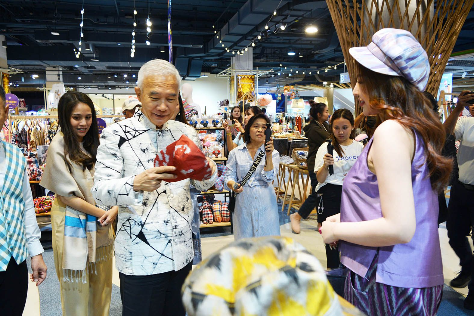 สุดอลังการ"สุวัจน์"เปิดเดินแบบผ้าไทยชูพลังซอฟพาวเวอร์ของไทย ในวันแม่แห่งชาติ