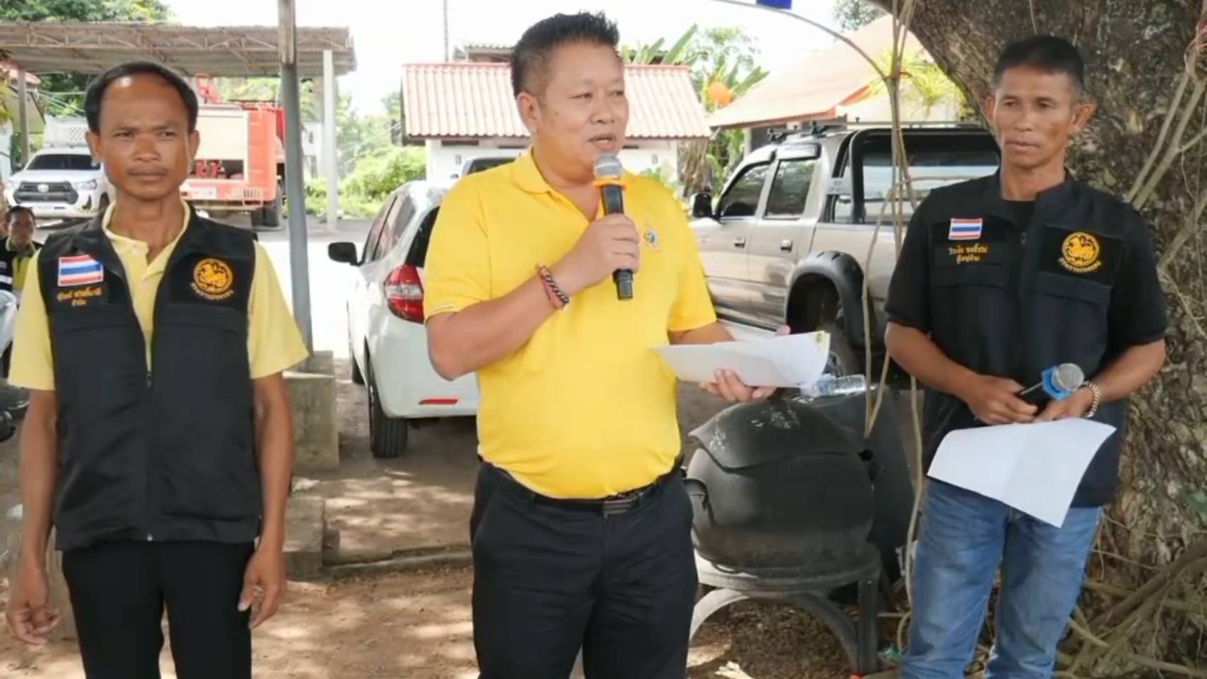 กำนันพาลูกบ้านบุกเทศบาลตำบลหนองหลวงจี้นายกฯให้ย้ายปลัดฯภายใน 24 ชม.