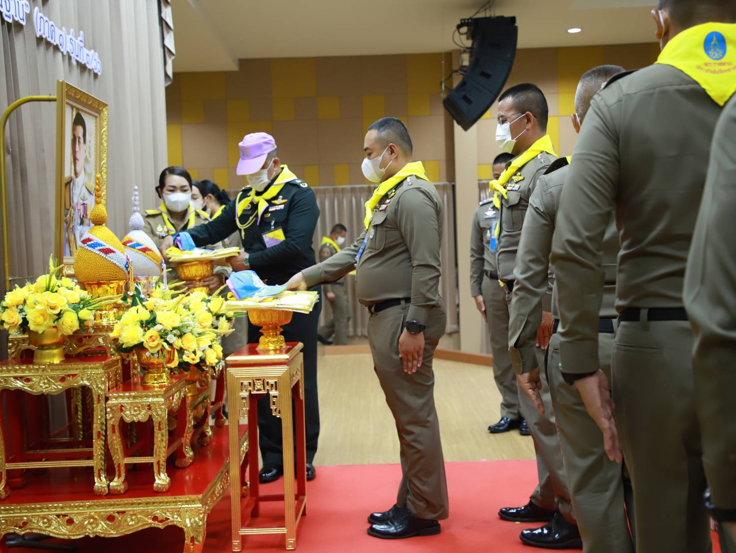 พระบาทสมเด็จพระวชิรเกล้าเจ้าอยู่หัว ทรงพระกรุณาโปรดเกล้า ฯ พระราชทานเครื่องหมาย หลักสูตรจิตอาสา 904 