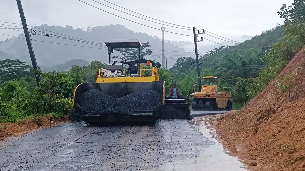 ชาวบ้านทุ่งคาโงกสงสัย ผู้รับเหมาเทยางช่วงฝนตก หวั่นถนนไม่ได้มาตรฐาน