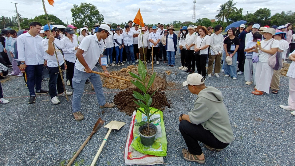 วัดพระธรรมกายจัด “ร่มไม้แห่งธรรม” เยาวชน 180 คนจาก 17 สถาบัน ร่วมปลูกต้นไม้ 12 สิงหา