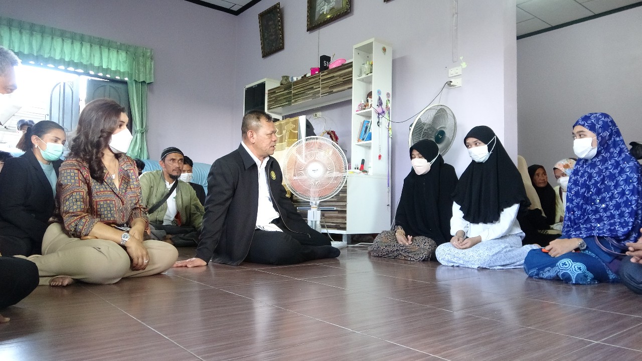 เลขาธิการ ศอ.บต.เยี่ยมครอบครัวผญบ.เสียชีวิตเหตุปะทะ ผลักดันลูกสาวรับราชการ ย้ำไม่ทิ้งครอบครัวนี้แน่นอน  