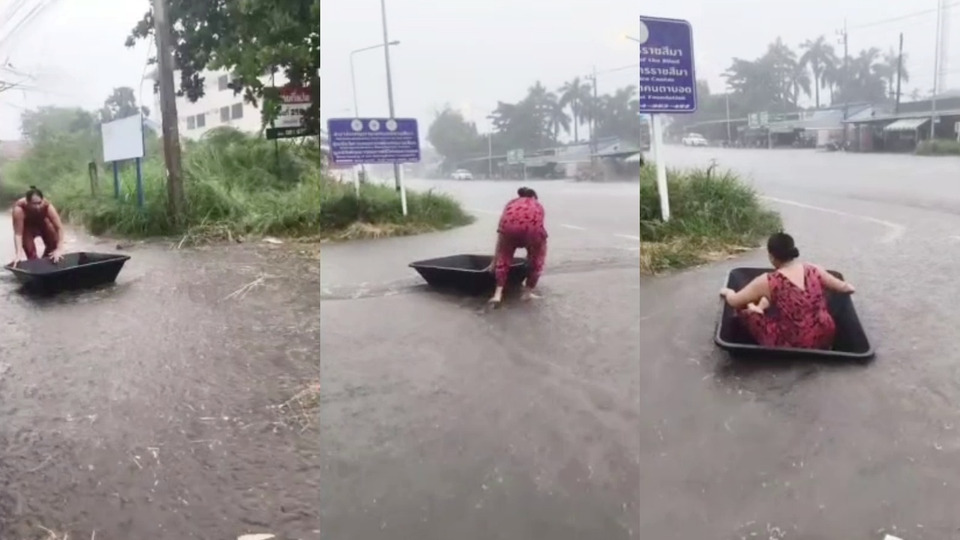 โคราชฝนถล่มน้ำท่วมขัง สาวใหญ่สุดชิลลอยกะละมังกลางถนน สร้างรอยยิ้มกลางวิกฤต