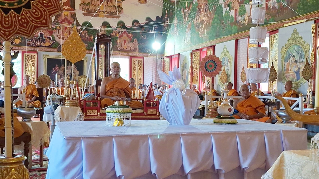ประจวบฯประกอบพิธีเสกน้ำพระพุทธมนต์ศักดิ์สิทธิ์ เนื่องในโอกาสพระราชพิธีมหามงคลเฉลิมพระชนมพรรษา 6 รอบ