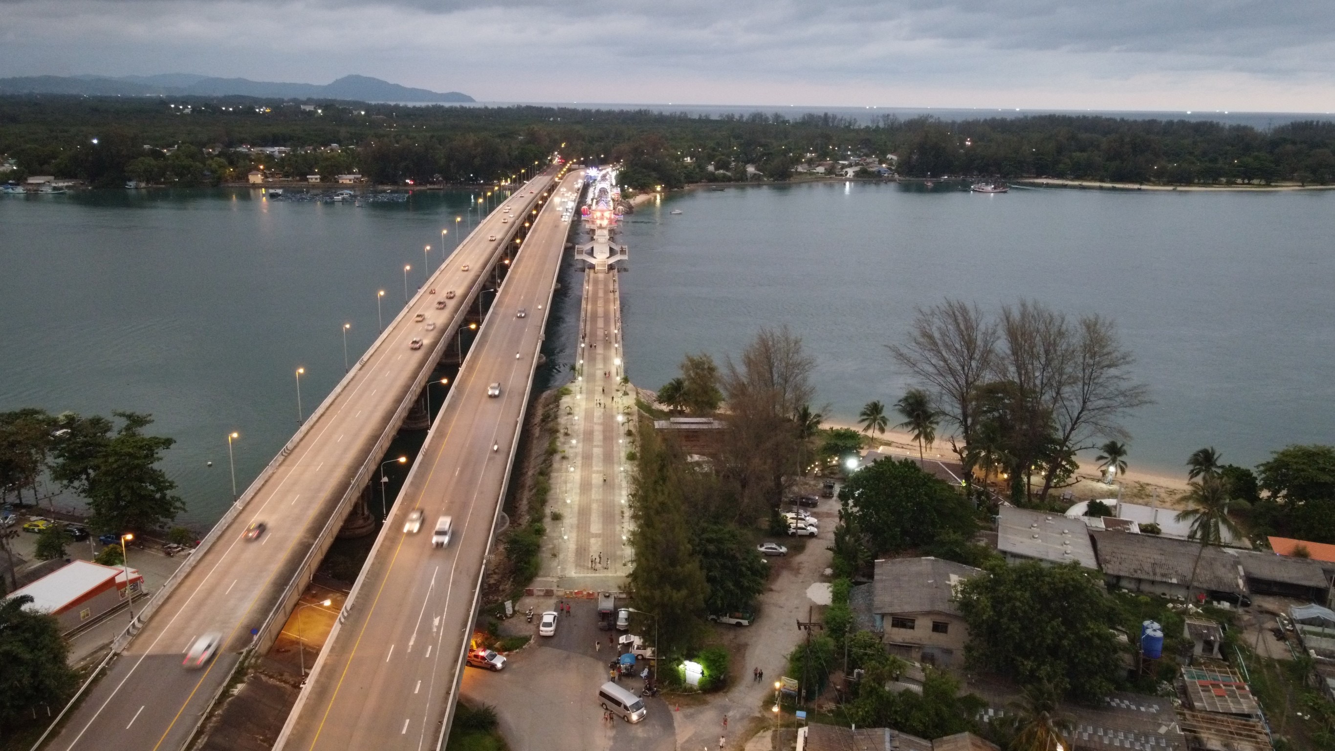 สวยงามยามเย็นหน้าฝน  ภาพมุมสูงทะเลบ้านท่านุ่น 3 สะพาน ข้ามพังงา-ภูเก็ต 