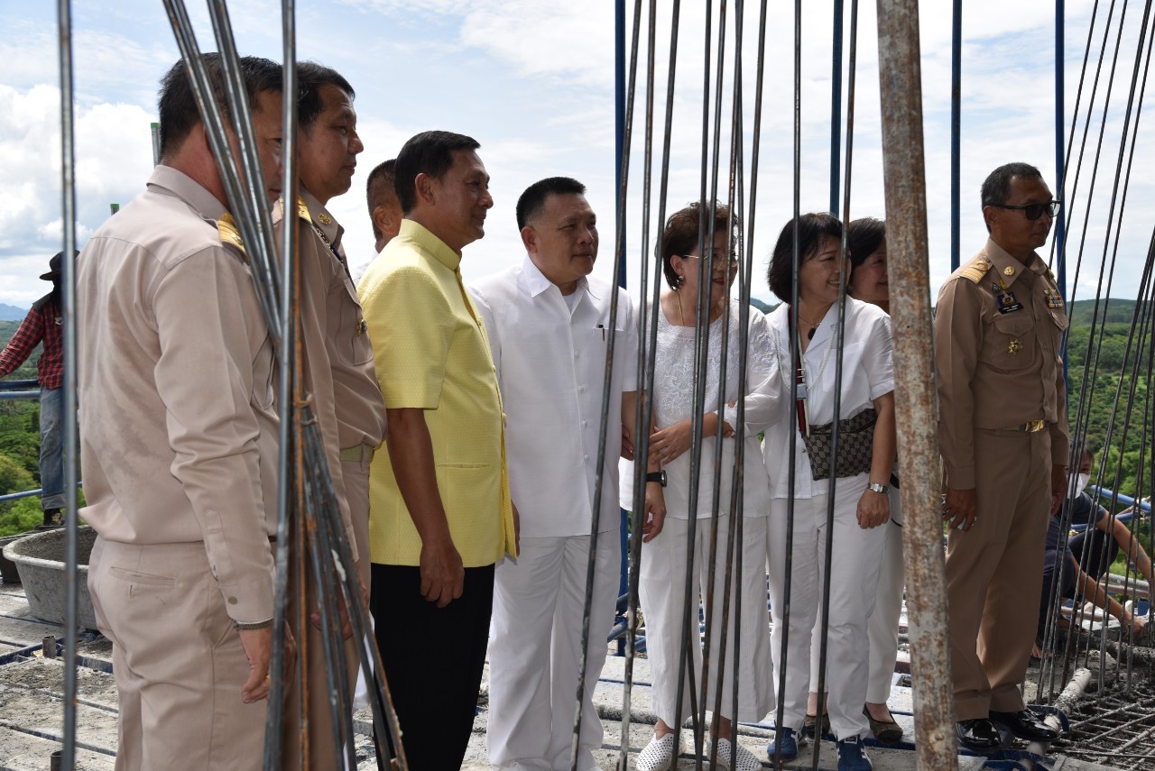 รองปลัดมท. และ อดีตอธิบดีกรมปชส.ติดตามคืบหน้าก่อสร้างพระสมเด็จองค์ปฐม“พระพุทธเมตตา”ที่วัดเทพประธาน อ.สอยดาว จ.จันทบุรี