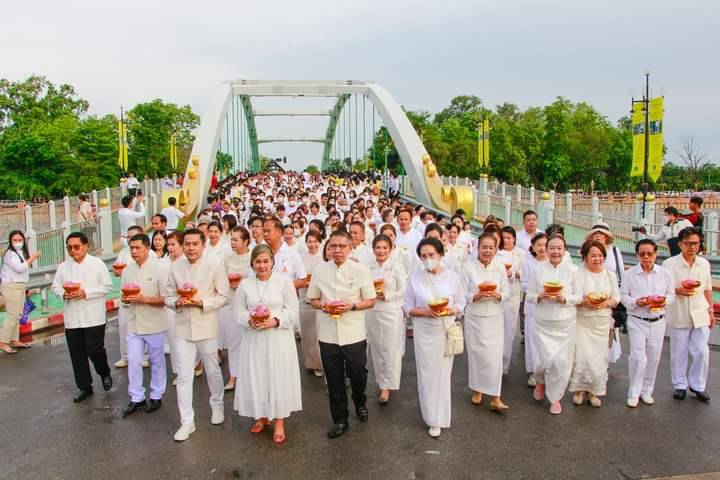 ชาวพิษณุโลกและผู้มาเยือนกว่า 5,000 ร่วมเดินถือดอกบัวนำถวาย “พระพุทธชินราช” เนื่องในโอกาสครบ 666 ปี