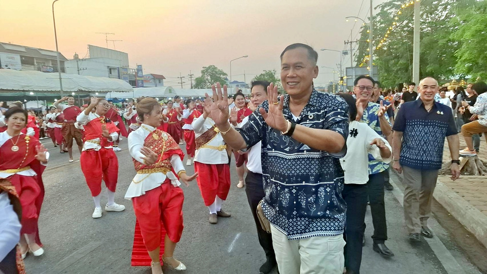 ชาวสิงห์บุรี 6 อำเภอกว่า 1,000 คน ร่วมรำสมโภชศาลหลักเมือง เสริมสิริมงคลคู่บ้านเมือง