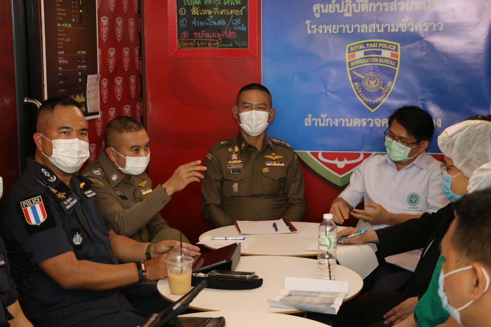 สตม.ย้ายผู้ต้องกักติดโควิดที่รักษาหายแล้ว  ออกจาก รพ.สนาม กว่า 80 ราย รอผลักดันส่งกลับประเทศ