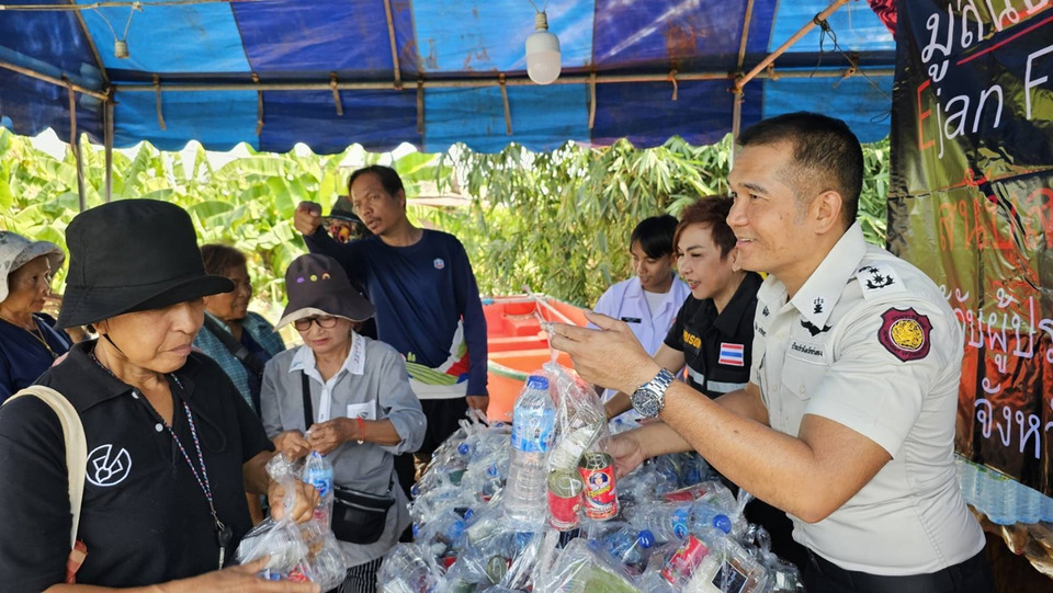 มูลนิธิเพจอีจันลุยน้ำท่วมอ่างทอง แจกไก่ทอด–ข้าวเหนียว 140 ชุด ช่วยชาวโผงเผงบรรเทาความเดือดร้อน