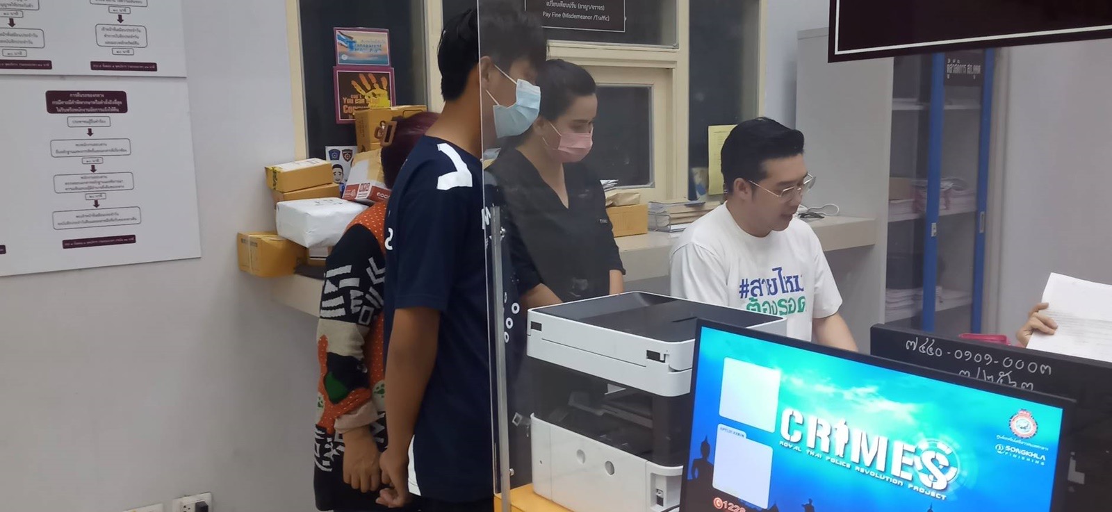 ปทุมธานี หนุ่มเข้าแจ้งความเซลล์ขายรถใส่ทะเบียนปลอม ถูกตร.ทางหลวง จับ เสียค่าประกันตัวหนึ่งแสน