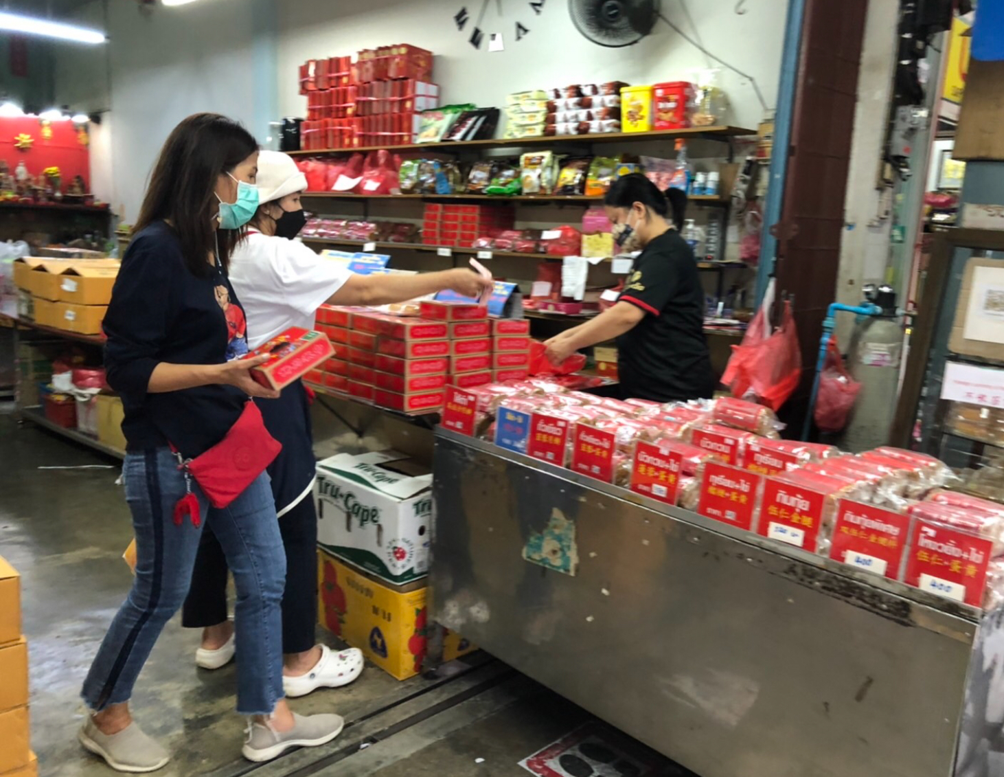 เมืองเบตงคึกคัก นทท.ไทย-มาเลย์ เลือกซื้อสินค้าตามร้านใจกลางเมือง ช่วงวันหยุดสุดสัปดาห์