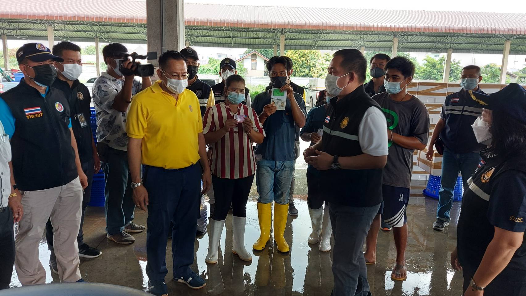 ทีมที่ปรึกษาประจำสำนักนายกฯ บุกแพปลานครปฐมจับแรงงานผิดกฎหมาย 11 ราย  