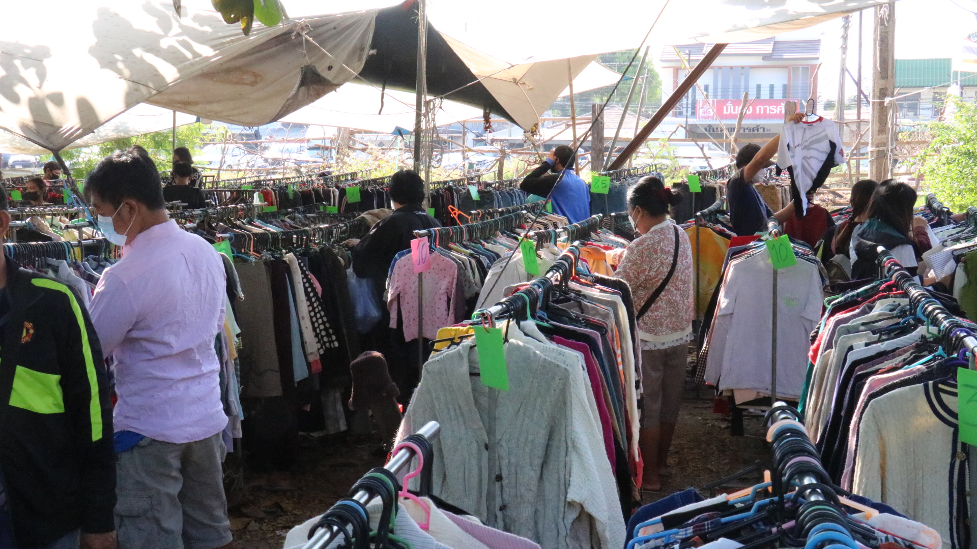โคราชหนาวต่อเนื่อง! ชาวบ้านแห่ซื้อเสื้อกันหนาวมือสอง หมอเตือนฆ่าเชื้อก่อนใช้