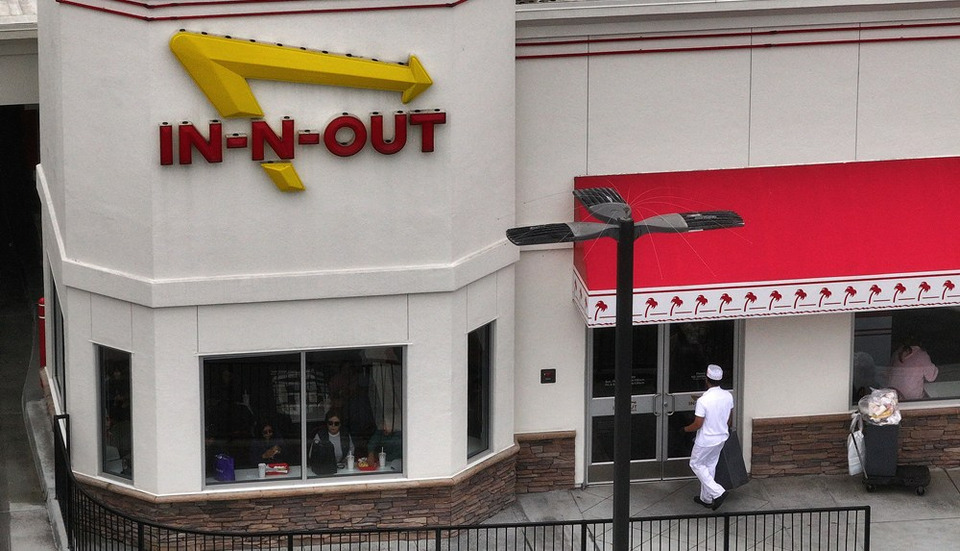 สลด! กราดยิงร้าน In-N-Out ในสหรัฐฯ ดับอย่างน้อย 3 ศพ รวมมือปืน ตำรวจเร่งล่าปมสังหาร