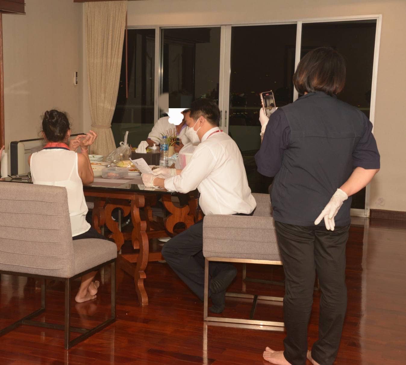 DSI เข้าค้นคอนโดฯ 'แดริล-ซาร่า' ปมคดี Forex-3D 