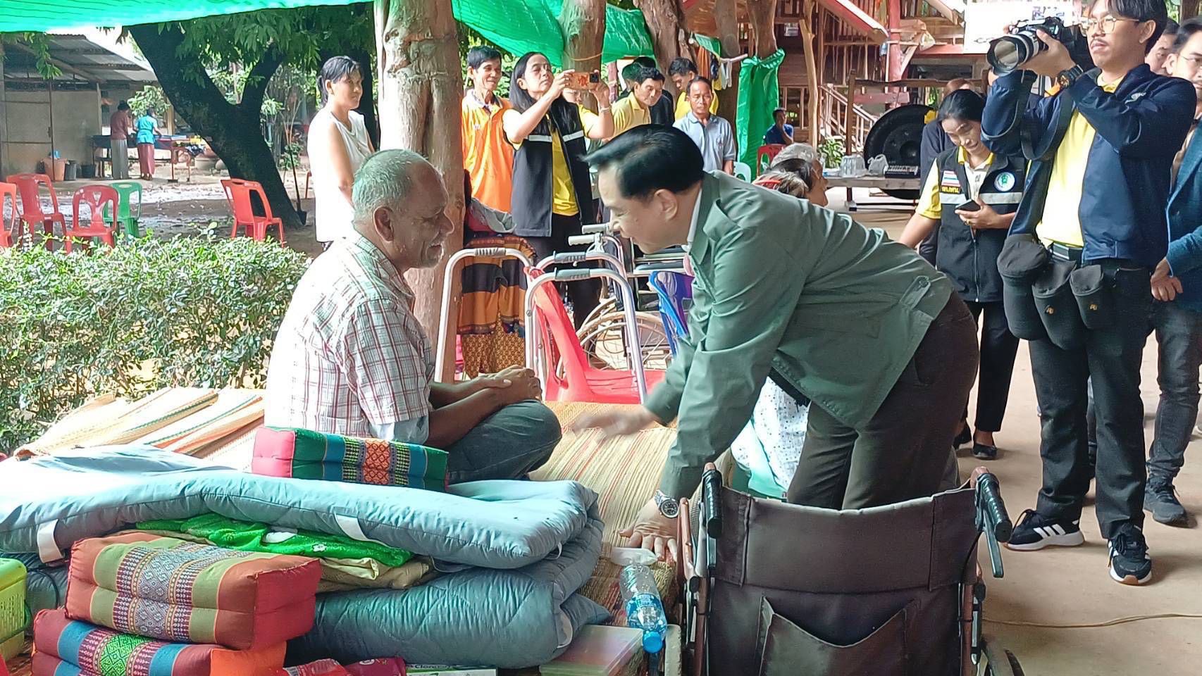 รองนายกฯพีระพันธุ์ให้กำลังใจญาติผู้เสียชีวิตจากเหตุปะทะระหว่างไทยกับกัมพูชาเร่งอนุมัติเงินช่วยเหลือผู้เสียชีวิตทุกราย