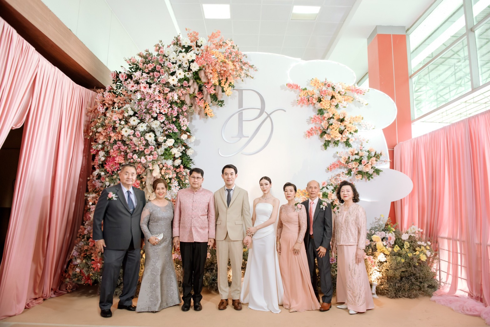 ร่วมแสดงความยินดีงานแต่ง คู่บ่าวสาวมอบเงินบริจาคให้กับองค์กร มูลนิธิ และสถาบันการศึกษารวม 16 แห่ง