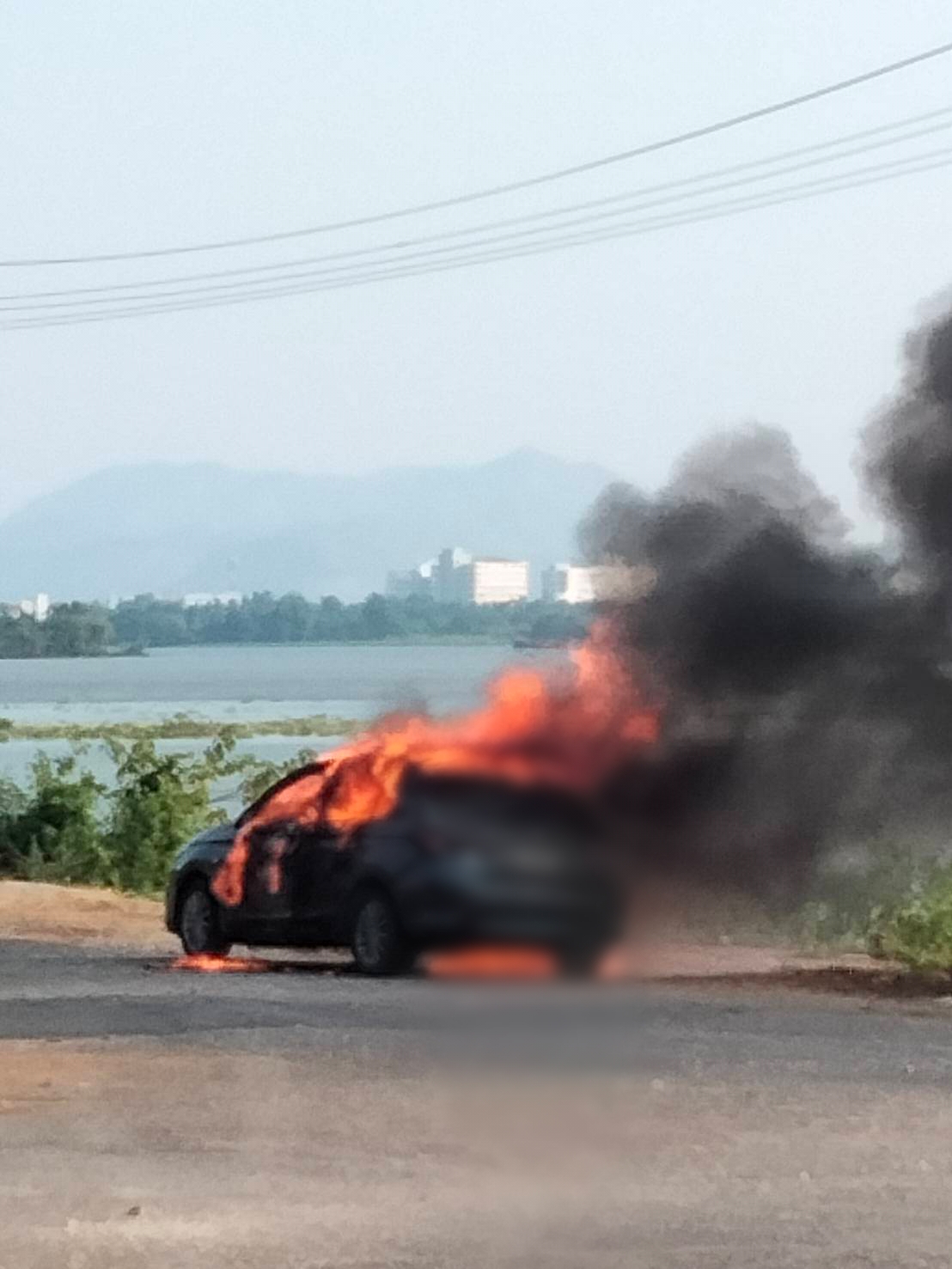 สลด ! รถทั้งคันถูกไฟไหม้  ย่างสดหนุ่มบางแพราชบุรี