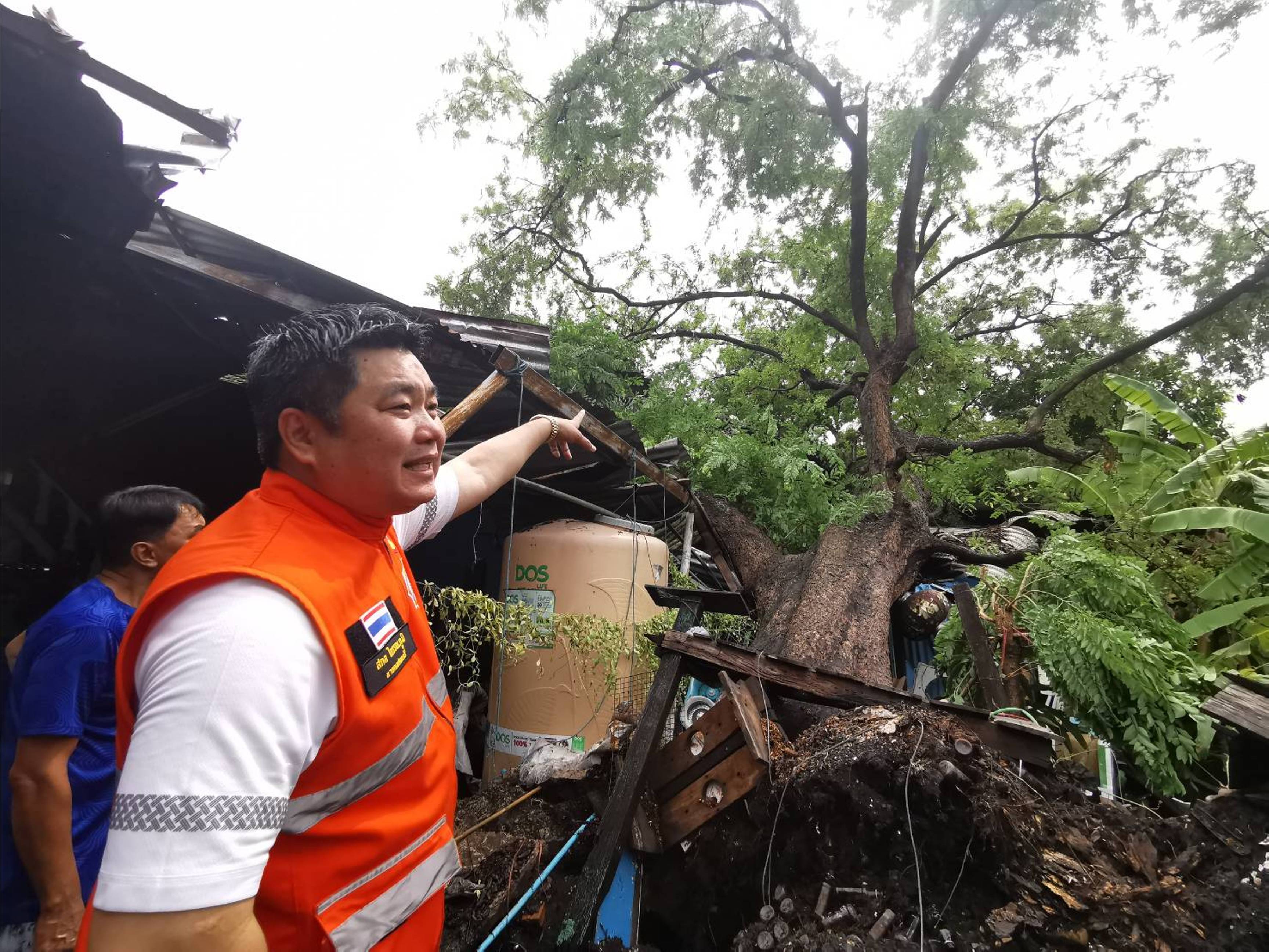 ทม.บุรีรัมย์ลงสำรวจความเสียหายพายุฝนถล่มเร่งให้การช่วยเหลือด่วน