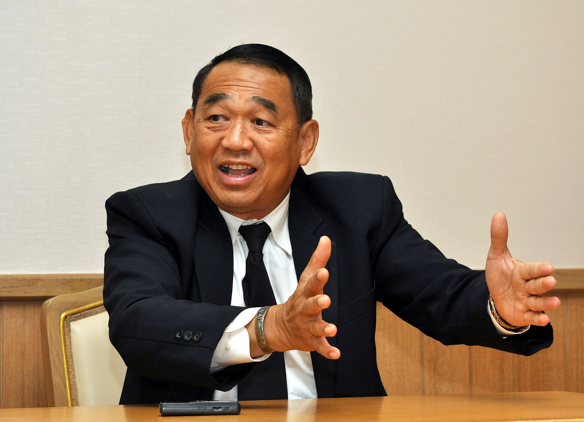 รื่นรมย์คนการเมือง / “พล.อ.อ.ชนัท รัตนอุบล” 	ไขเคล็ดลับความสุข “เติมพลังชีวิต-สะสมบุญ-สร้างเสียงหัวเราะ”