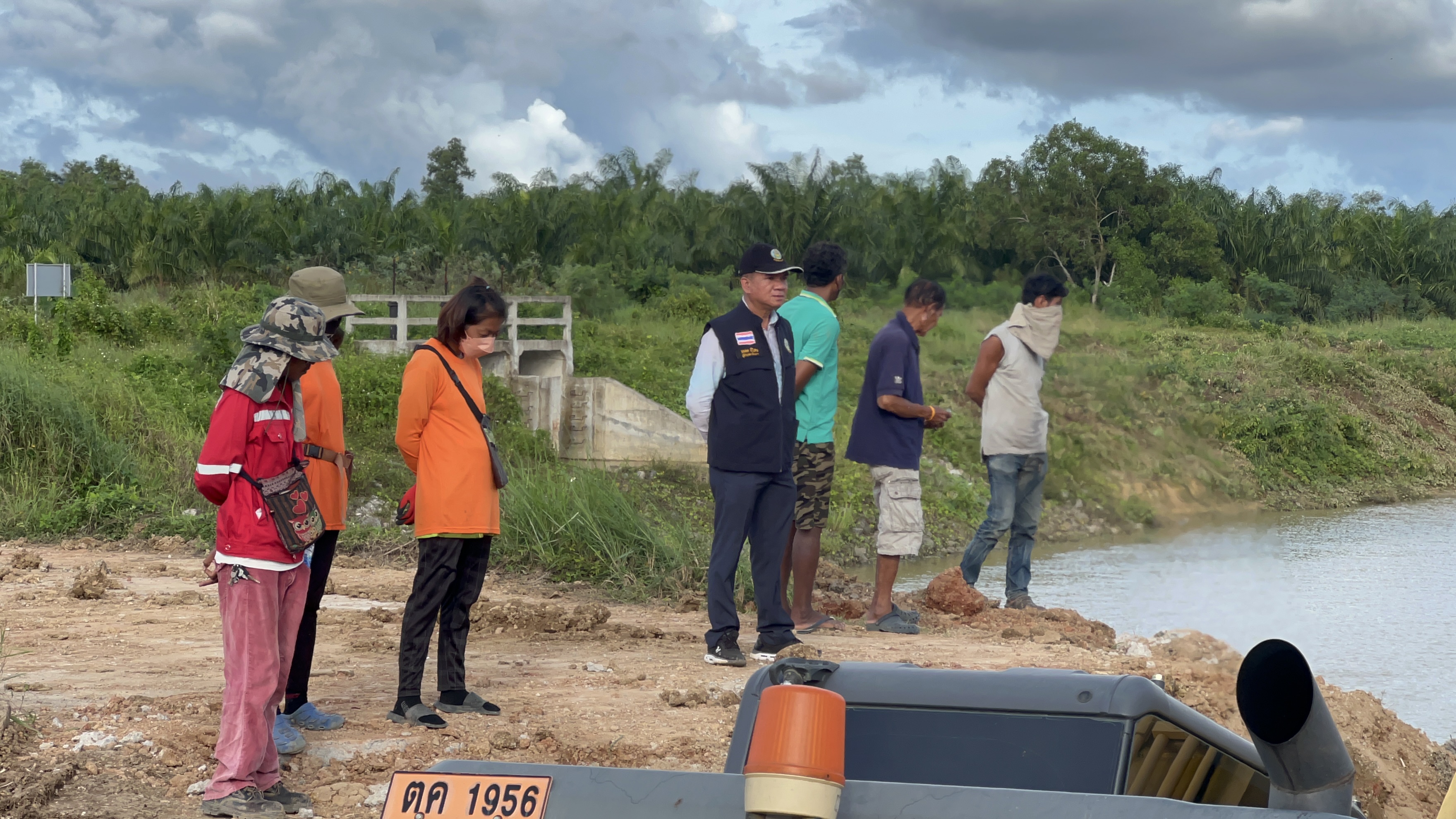 'ชุมพร' สร้างสะพานเบลีย์ข้ามคลองนาคราชรับมือมวลน้ำที่มุ่งเข้าเมือง 