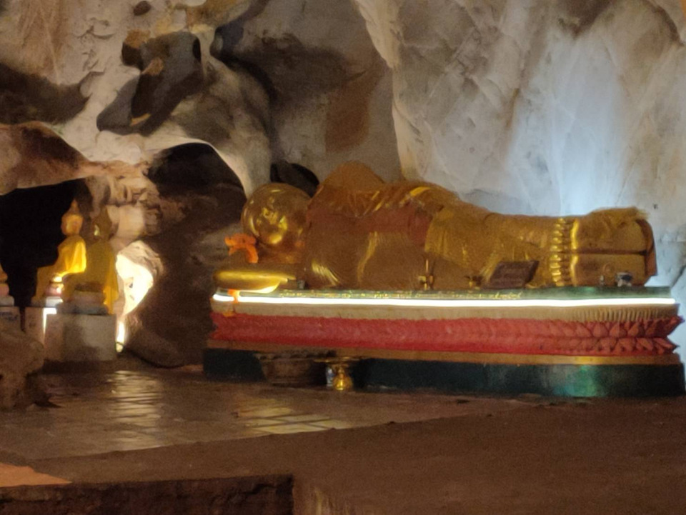 ผู้นำบางสะพาน–สมาคมฯ–สื่อมวลชน เยี่ยมชม “วัดเขาถ้ำม้าร้อง–บ่อน้ำทิพย์” แหล่งท่องเที่ยวธรรมชาติสุดขลัง