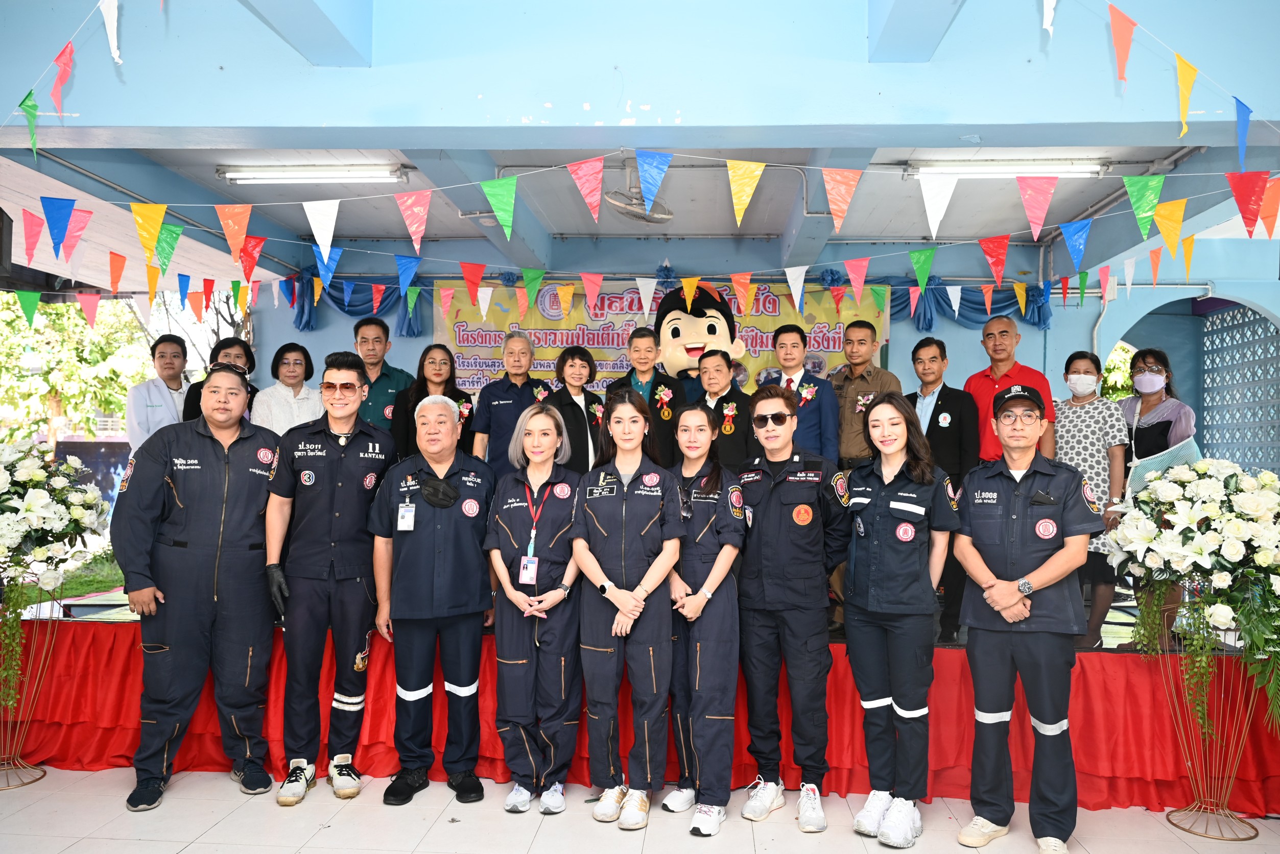 มูลนิธิป่อเต็กตึ๊งจัดคาราวานปันความสุข ครั้งที่ 2 ยกทัพศิลปิน-ดารา-ตลก-นักร้อง มอบความสุขชาวตลิ่งชัน