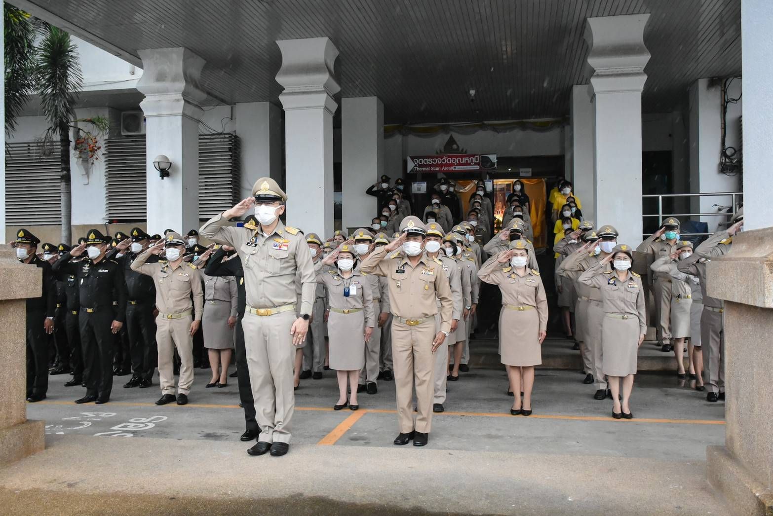 พ่อเมืองร้อยเอ็ดนำข้าราชการเคารพธง-ร้องเพลงชาติเนื่องในวันพระราชทานธงชาติไทย