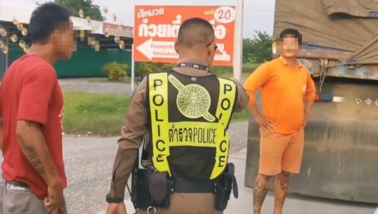 วุ่น!โชเฟอร์รถพ่วงไล่ตีกันกลางสี่แยกไฟแดงเจ็บ 2 ราย