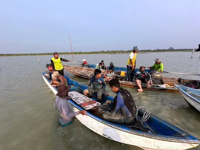 ชาวฝรั่งเศส 8 ชีวิต นั่งเรือเจ็ทสกีล่องเที่ยวเพลิน น้ำลดติดโคลนชายฝั่งกาญจนดิษฐ์ 