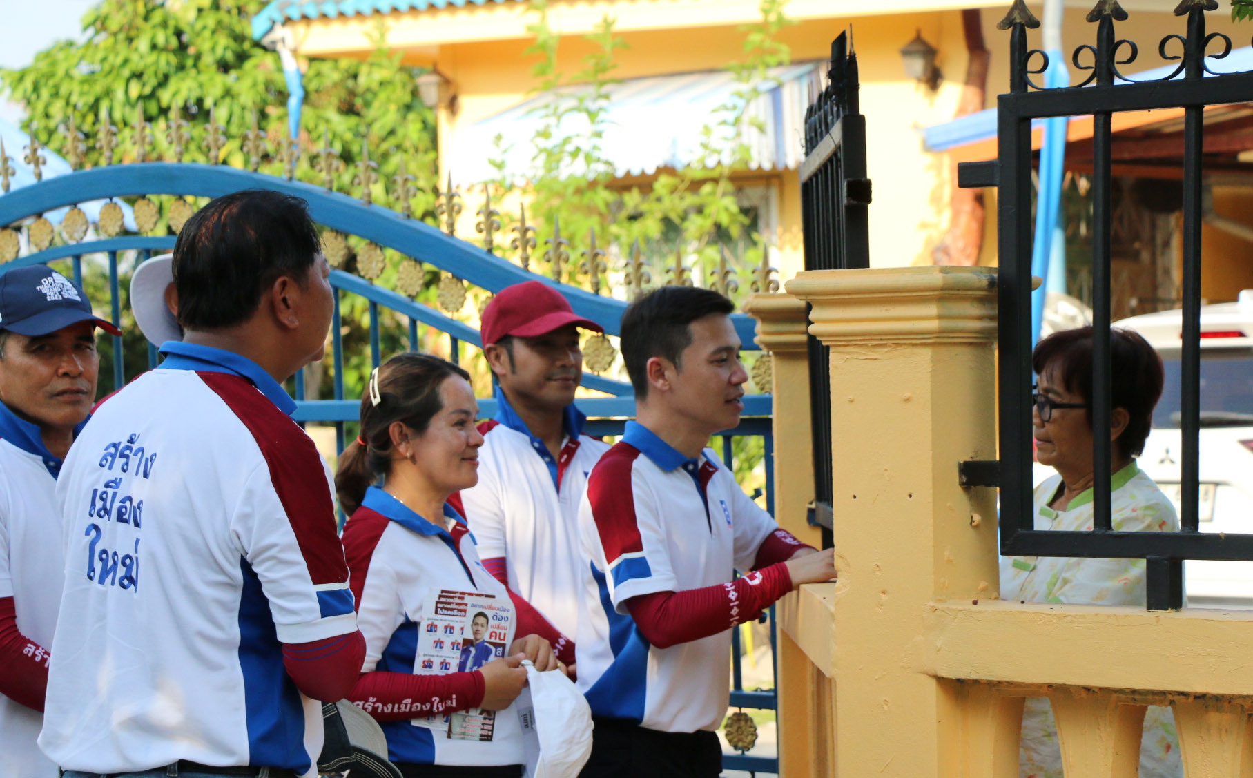 เข้าสู่โค้งสุดท้าย “บัส กีรฒิการย์” นำทีมสร้างเมืองใหม่กราบขอคะแนน ชาวเมืองกาฬสินธุ์ 41 ชุมชน